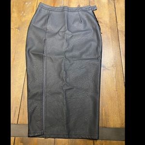 Hot Miami Styles Faux leather pencil skirt with slit